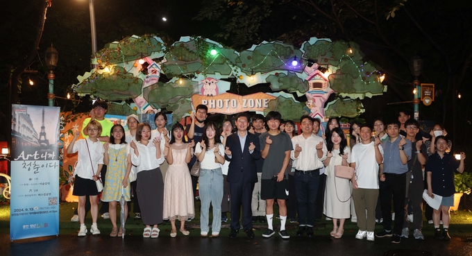 용인특례시는 이상일 시장이 추석을 앞둔 지난 13일 저녁 청년들과 미술·인문학·음악으로 소통하는 시간을 가졌다. (사진=용인시 제공)