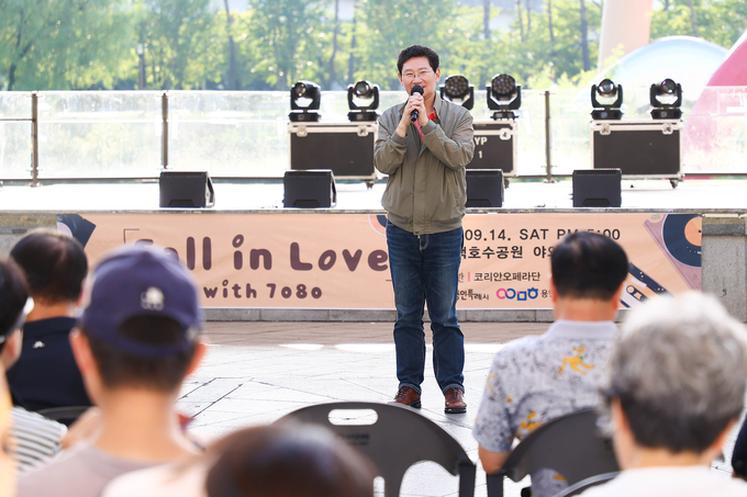 용인특례시는 이상일 시장이 지난 14일 기흥구 중동 동백호수공원에서 열린 ‘Fall In Love with 7080' 콘서트 현장을 찾아 공연을 관람했다. (사진=용인시 제공)