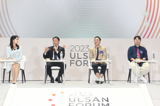 최태원 SK그룹 회장(왼쪽 두 번째)이 지난해 9월 ‘2023 울산포럼’ 폐회식에 참석해 질문에 답하고 있다. (사진=SK그룹 제공)