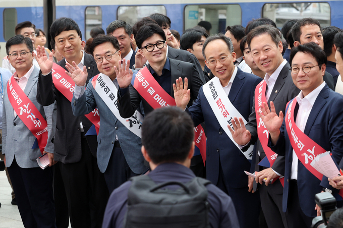 지난 13일 오전 서울역에서 한동훈 국민의힘 대표와 추경호 원내대표 등 위원들이 추석 귀성 인사를 하고 있다. (사진=연합뉴스)