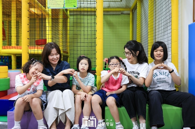 김건희 여사는 지난 15일 추석 연휴를 맞아 발달장애가 있는 32명의 아이가 함께 생활하는 장애아동거주시설인 ‘다움장애아동지원센터’를 방문했다. (사진=대통령실 제공)