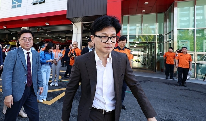 한동훈 국민의힘 대표가 추석을 하루 앞둔 지난 16일 오후 서울 종로소방서를 찾아 대원들을 격려한 뒤 이동하고 있다. (사진=연합뉴스)