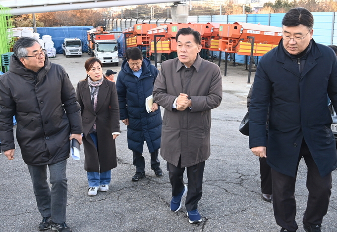 지난해 11월 이재준 수원시장이 제설창고를 점검하는 모습. (사진=수원시 제공)