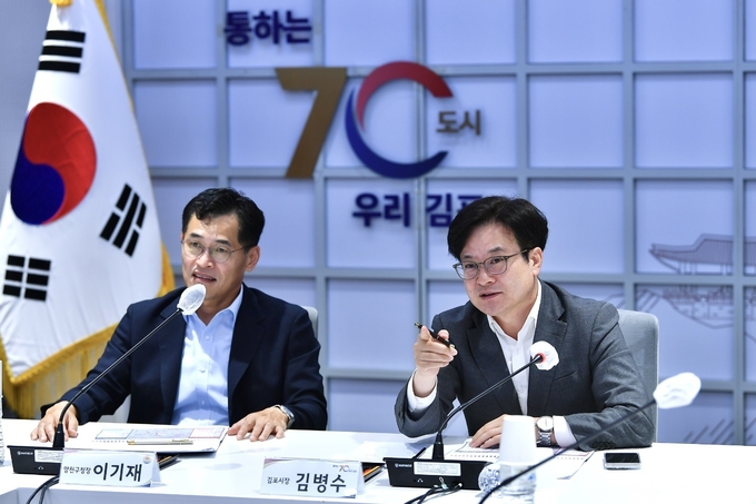 김포시 김병수 시장(오른쪽)과 서울 양천구 이기재 청장이 서울2호선 신정지선 김포연장 사전타당성조사를 위한 의견을 나누고 있다. (사진=김포시 제공) 