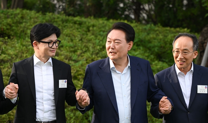 윤석열 대통령은 7월 24일 한동훈 대표 등 국민의힘 신임 지도부와 당대표 출마자, 당직자들을 대통령실 파인그라스에 초청해 만찬을 가졌다. (사진=대통령실 제공)