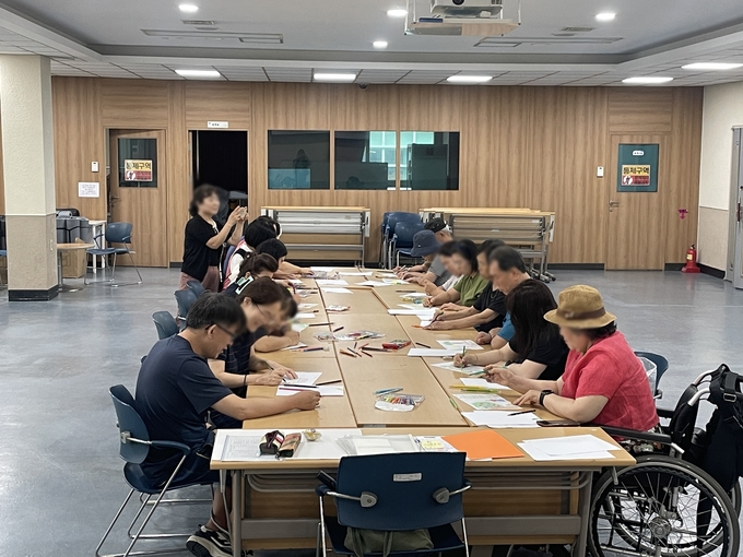 미술활동 중인 참여자들 모습. (사진=부천시 제공)