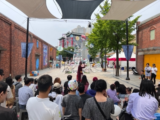 지난해 인천아트플랫폼에서 열린 ‘스트릿 아트 페스티벌’ 모습. ( 사진 = 인천문화재단 제공 )