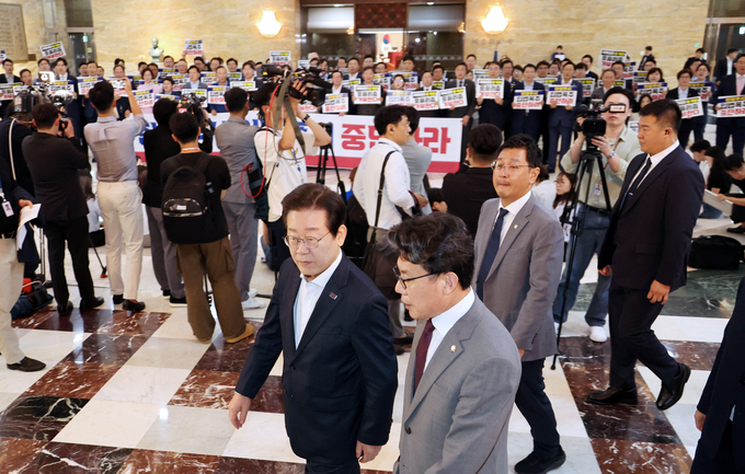 국민의힘 의원들이 19일 오후 ‘김건희 특검법’ 등을 강행 처리하려는 야당을 규탄하는 가운데 이재명 더불어민주당 대표를 비롯한 의원들이 국회 본회의장으로 들어가고 있다. (사진=연합뉴스)