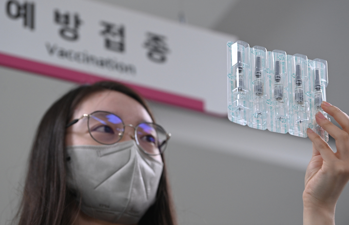 19일 수원시 팔달구 팔달구보건소에서 건강관리과 직원이 인플루엔자(독감) 백신을 점검하고 있다.