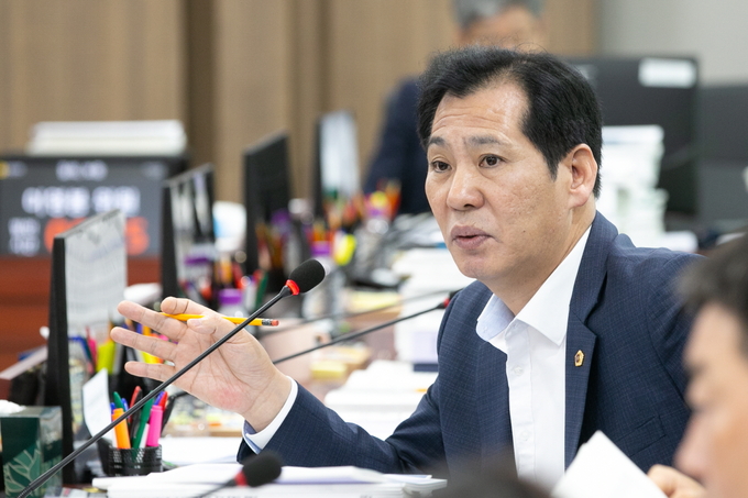 이영봉(민주·의정부2) 경기도의회 의원이 19일 도의회 경기도예산결산특별위원회에서 진행된 ‘2024년 제1차 추가경정예산안’ 심사에서 발언하고 있다. (사진=경기도의회 제공)