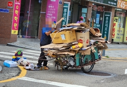  폐지 수거 중인 어르신. 사진은 기사 내용과 상관 없음. (사진=경기신문 DB)