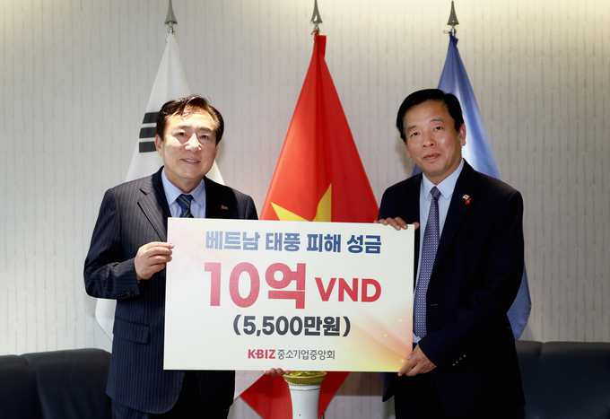 (왼쪽부터) 김기문 중기중앙회장과 부 호(Vu Ho) 주한 베트남 대사가 기념촬영을 하고 있다. 