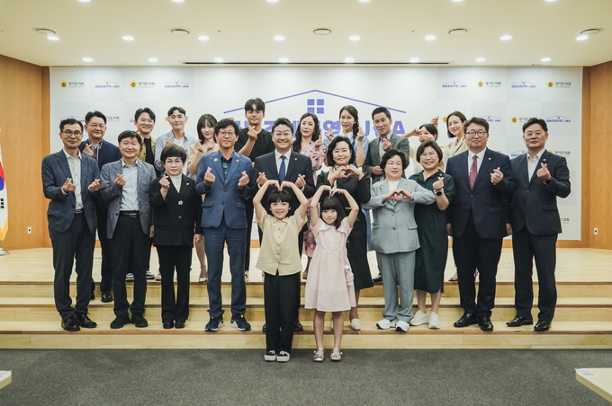 20일 경기도의회 대회의실에서 열린 웹드라마 ‘공동조례구역 JOA’ 제작발표회에서 경기도의회 김진경 의장, 정윤경(군포1) 부의장, 최종현(수원7) 더불어민주당 대표의원 등 경기도의원들을 포함한 웹드라마 출연진들이 기념촬영을 하고 있다. (사진=경기도의회 제공)