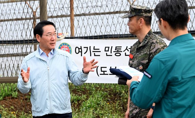 지난 18일 유정복 인천시장이 강화군 송해면 당산리 대남 소음방송 현장을 찾아 군 관계자로부터 현황을 보고받았다. ( 사진 = 인천시 제공 )