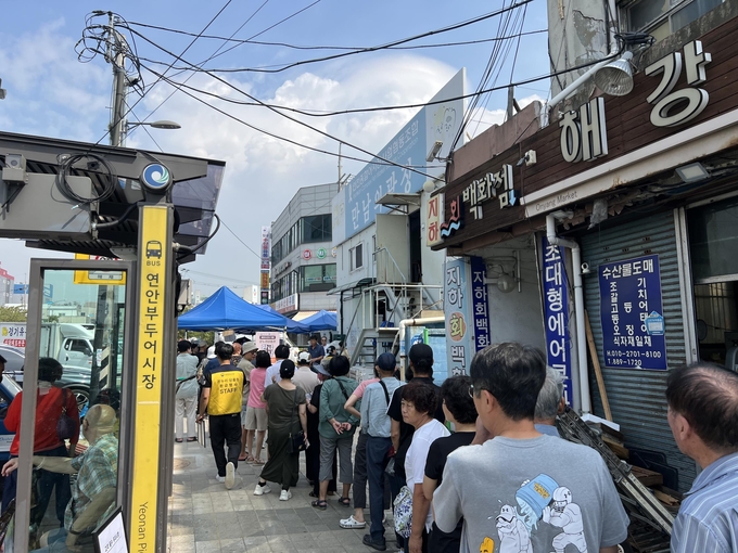 인천종합어시장을 찾은 시민들이 온누리상품권으로 환급받기 위해 줄을 서고 있다. ( 사진 = 인천시 제공 )
