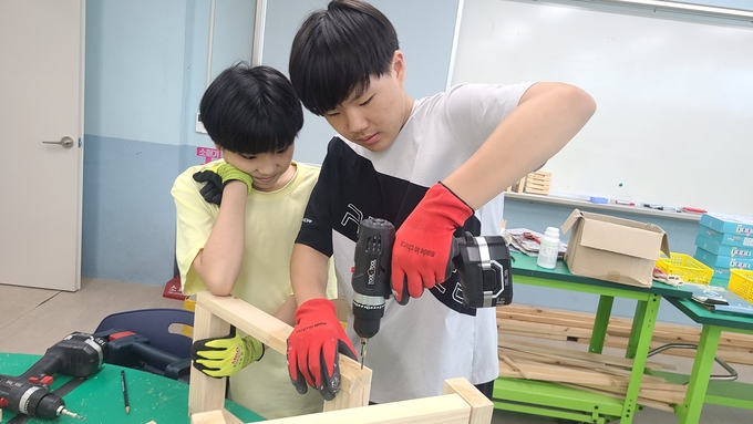 학생들이 발명교육센터 프로그램에 참여하고 있다. (사진=검산초등학교 제공) 