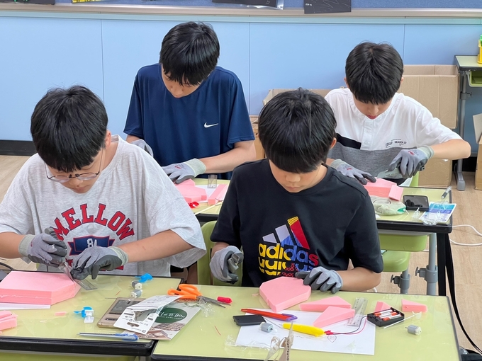 학생들이 발명교육센터 프로그램에 참여하고 있다. (사진=검산초등학교 제공) 