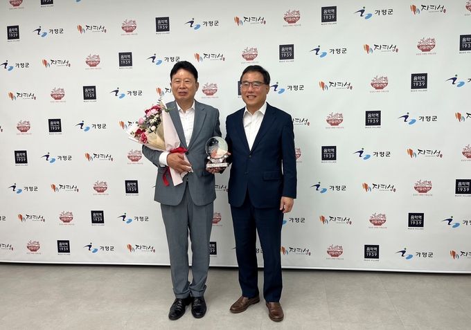 가평군이 경기도주식회사로부터 경기도 공공배달앱 '배달특급'활성화에 이바지한 공로로 감사패를 받았다. (사진=가평군 제공)