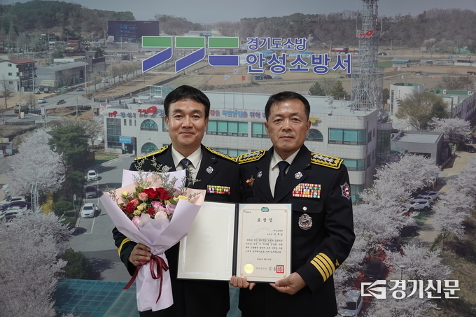 소방공무원 표창 수여식 모습 오른쪽부터)안성소방서 신인철 서장, 이후승 소방장. (사진=안성소방서 제공)