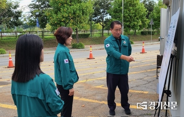 김보라 안성시장이 럼피스킨 방역 현장을 방문하여 방역 관계자에게 현재 상황을 듣고 있다. (사진=안성시 제공)