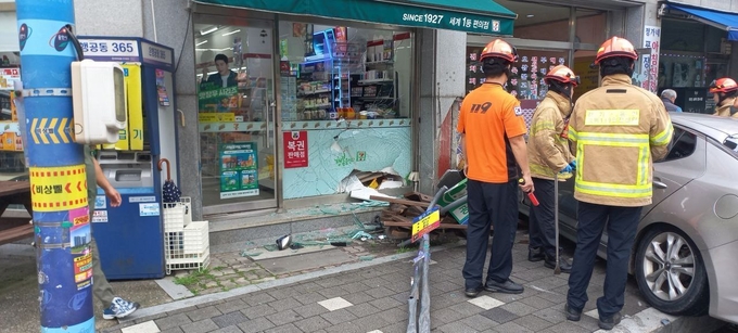  지난 20일 70대 운전자가 몰던 승용차가 인도로 돌진하는 사고가 발생했다. (사진=경기도소방재난본부 제공)