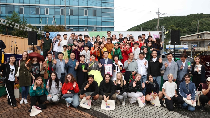 이상일 용인시장이 지난 21일 처인구 김량장동 용인중앙시장에서 열린 주말 상설야시장 ‘별당마켓’ 개장을 축하하고 상인들을 격려했다. (사진=용인시 제공)