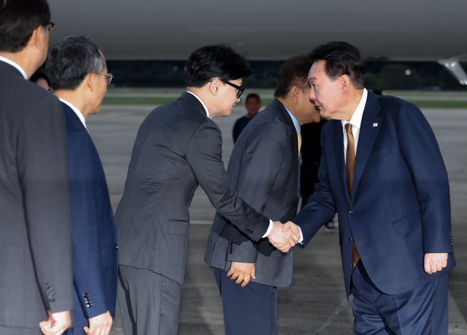 윤석열 대통령이 22일 성남 서울공항에서 체코 공식 방문을 마치고 귀국하며 마중 나온 한동훈 국민의힘 대표와 악수하고 있다. (사진=연합뉴스)