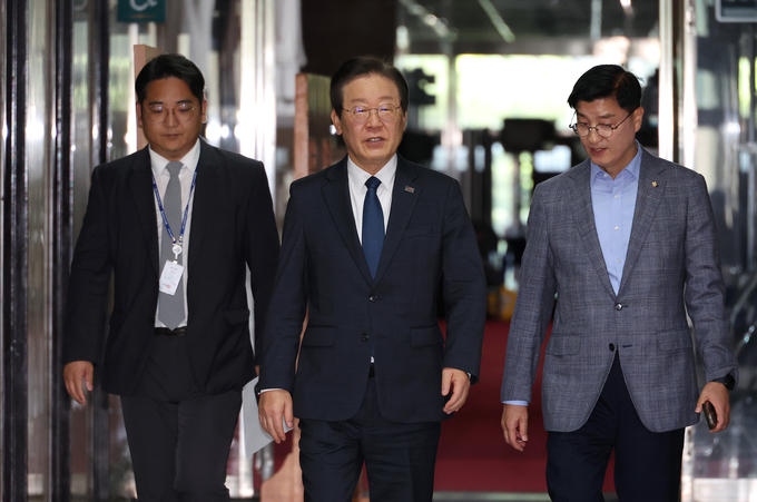 이재명 더불어민주당 대표가 22일 오후 국회에서 임현택 대한의사협회(의협) 회장 등과 간담회를 하기 위해 이동하고 있다. (사진=연합뉴스)