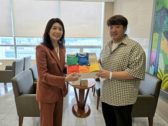 윤석열 대통령이 준비한 출산 축하 편지와 선물을 유혜미 저출생대응수석이 다섯쌍둥이의 아빠 김준영 씨에게 전달하고 있다. (사진=대통령실 제공)