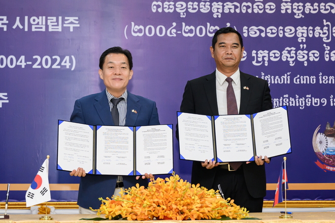이재준 수원시장(왼쪽)과 쁘락 소포안 시엠립주지사의 '수원마을 장학사업 협약' 체결 후 기념 촬영. (사진=수원시 제공)