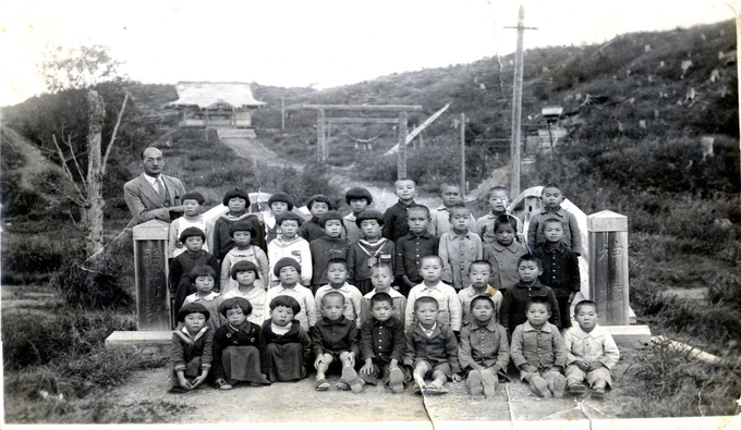 니또이 촌 신사 앞에서 일본학생들이 찍은 기념사진. (사진=사마린 제공)
