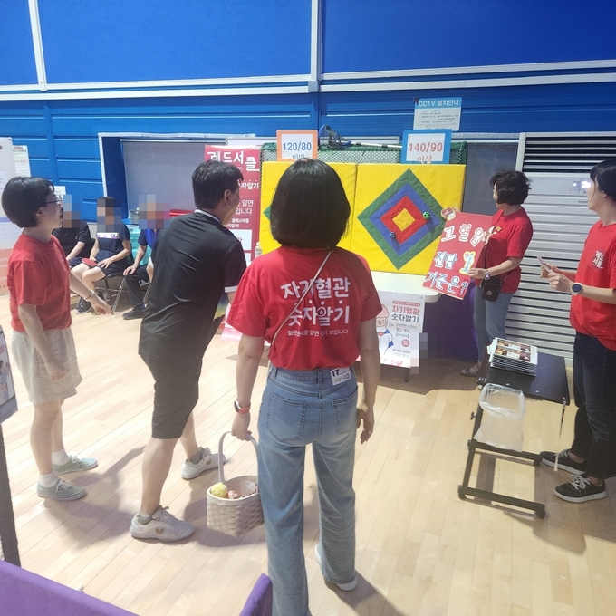 김포도시관리공사가 생활체육관에서 사회적 약자를 위한 건강 채크 행사를 실시 하고 있다. (사진=김포공사 제공) 