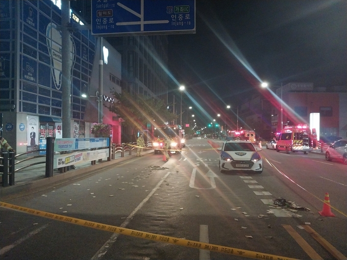 지난 22일 밤 인천 동구 송림동에 있는 한 병원에 쓰레기 풍선이 떨어져 있다. ( 사진 = 인천소방본부 제공 )