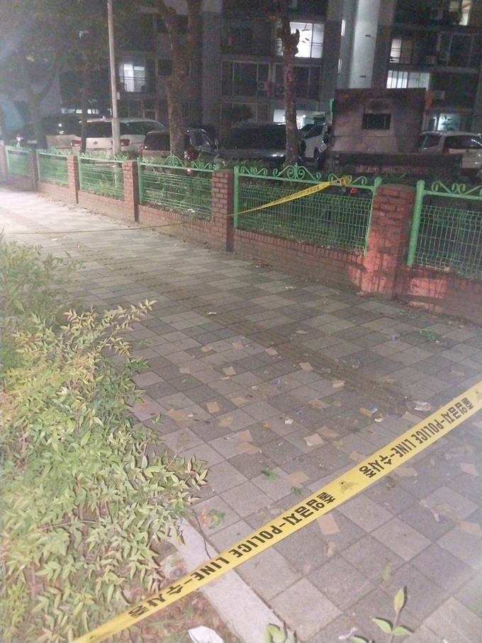 인천 동구 송현동에 있는 아파트 인근 도로에 쓰레기 풍선이 떨어진 후 잔해가 남아 있는 모습. ( 사진 = 인천소방본부 제공 )