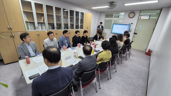 지난 20일 이상돈 부교육감이 인천왕길초등학교를 방문해 늘봄학교 운영 의견을 청취하고 있다. ( 사진 = 인천시교육청 제공 )