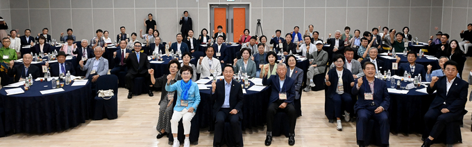 유정복 인천시장이 23일 중구 상상플랫폼에서 역대 시의원, 군수·구청장, 군·구의원들을 초청해 '시민행복 체감정책 소통·협력 시정간담회'를 열고 기념촬영을 하고 있다. ( 사진 = 인천시 제공 )