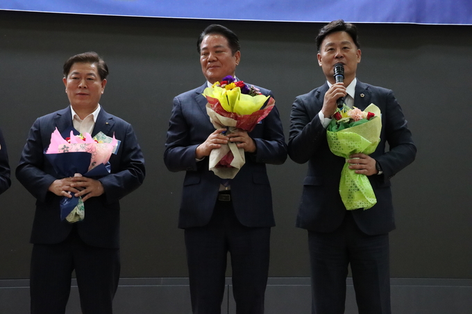 최종현(수원7·오른쪽) 경기도의회 더불어민주당 대표의원이 지난 21일 ‘2024년도 전국자치분권민주지도자회의(KDLC) 전국 총회’에서 인사말을 하고 있다. (사진=경기도의회 제공)