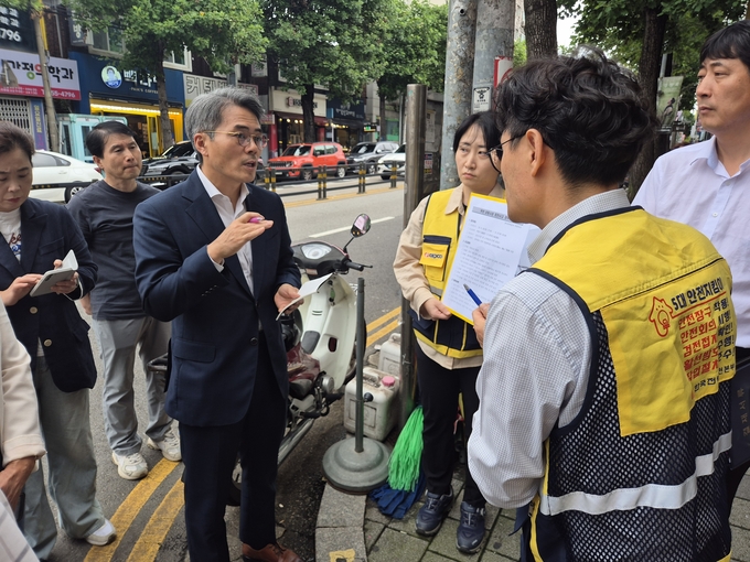 상동시장 전기안전시설 긴급점검 중인 김기표 의원 (사진=김기표 의원 측 제공)