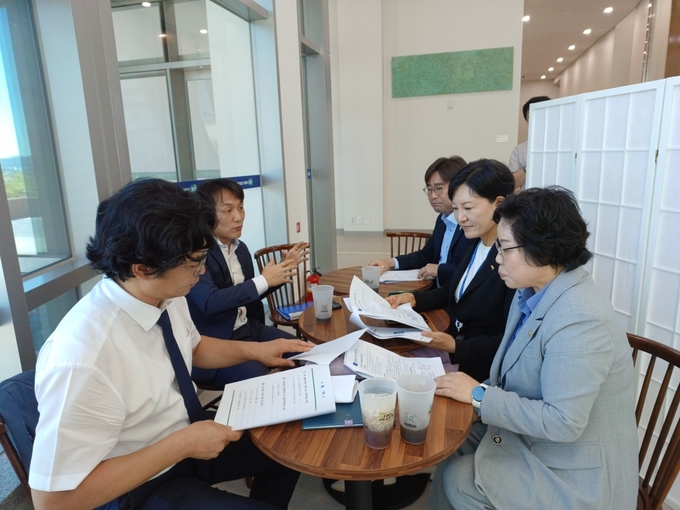 경기도의회 더불어민주당 소통협력부대표단이 23일 경기도청에서 ‘9월 정책회의’를 진행하고 있다. (사진=경기도의회 제공)