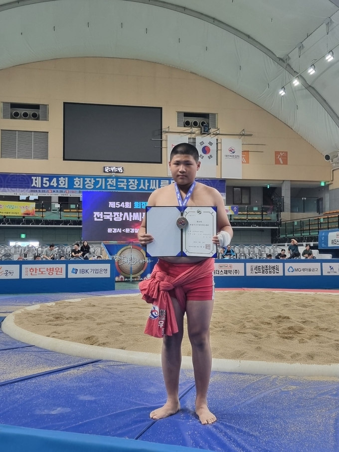 이루다(수원 우만초)가 23일 경북 문경실내체육관에서 열린 제54회 회장기전국장사씨름대회 초등부 장사급에서 준우승했다. 사진은 이루다 선수. (사진=우만초 제공)