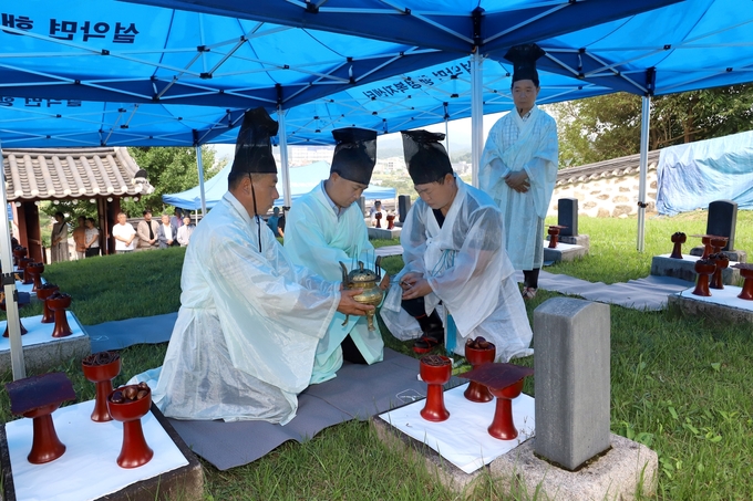 가평군 설악면은 미원서원(경현단)이 지난 20일 음력8월 중정일(中丁日)을 맞아 설악면 지역 유림및 배향선현 후손 등 50여 명이 참석한 가운데 추계제향을 봉행했다. (사진=설악면 행정복지센터 제공)