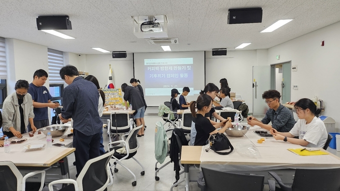 양평군종합자원봉사센터는 지난 21일 경기도 시·군센터 지역맞춤형 사업으로 '행복한 공원 화단가꾸자'기후위기 자원순환 캠페인 활동을 진행했다. (사진=양평군 제공)
