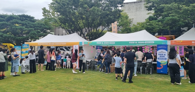 2024 부천 청년주간행사에서 시민들이 체험 부스에 참여하고 있다. (사진=부천시 제공)