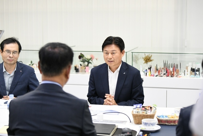 최동필 ㈜우정테크 대표이사의 기업 소개를 듣는 조용익 부천시장. (사진=부천시 제공)
