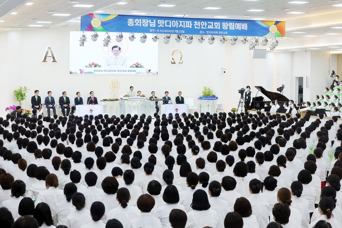 신천지예수교 이만희 총회장이 천안교회를 방문해 신앙의 가치를 설명하고 있다. (사진=맛디아지파 천안교회 제공)