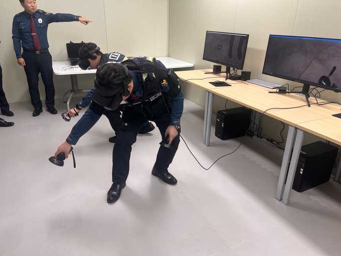 가상증강현실(VR) 기기를 활용한 훈련을 시연하고 있는 경찰관들의 모습. (사진=장진 기자)