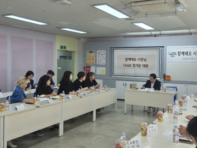 주광덕 남양주시장이 23일 송라초등학교를 방문해 교육공동체와 정담회를 하고 있다.(사진=남양주시 제공)