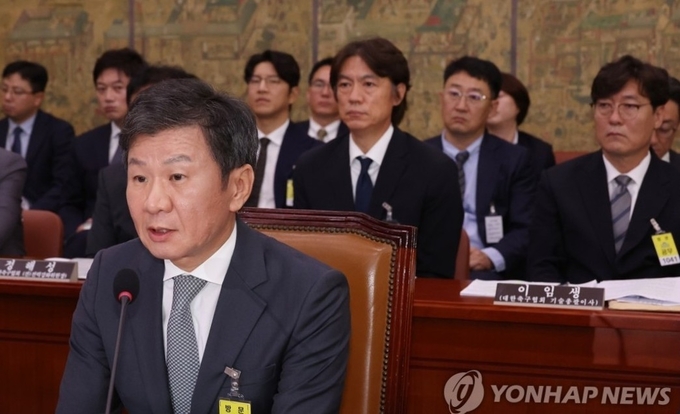 24일 제418회 국회 정기회 제2차 문화체육관광위원회에서 정몽규 대한축구협회 회장, 홍명보 축구대표팀 감독, 이임생 기술총괄이사가 참석해 자리에 앉아 있다. (사진=연합뉴스)