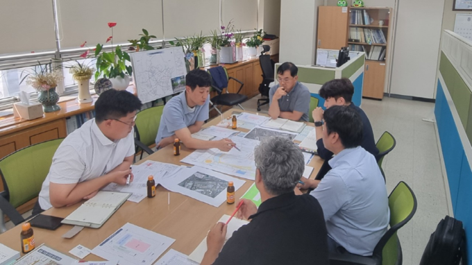 '수원역 웨딩홀' 개장 시 교통체증 최소화를 위한 대책회의 모습. (사진=수원시 제공)
