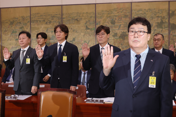 24일 제418회 국회 정기회 제2차 문화체육관광위원회에서 김택규 대한배드민턴협회 회장이 증인선서를 하고 있다. (사진=연합뉴스)